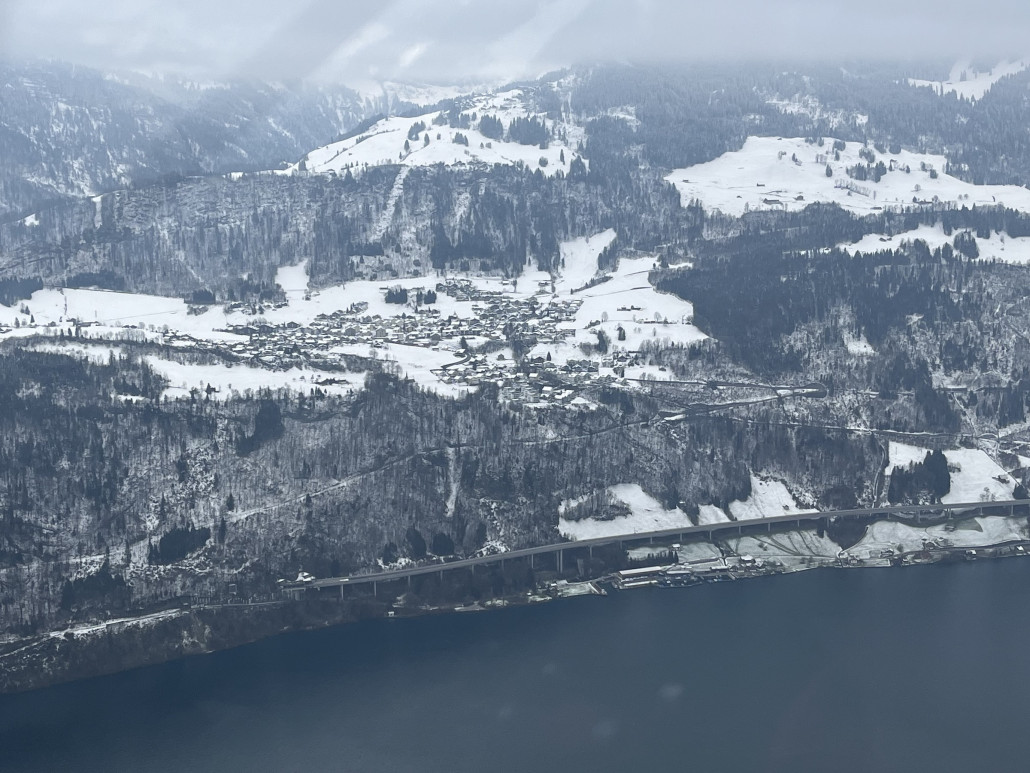 Nach dem Start in Beromünster geht es im Tiefflug unter dem Nebel durch, an meinem Wohnort vorbei