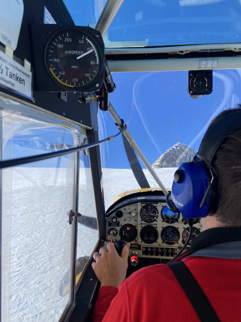 Kurze Zeit später sind auch wir im Landeanflug auf den Hüfifirn