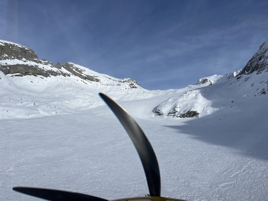 ...zum Glärnisch. Doch weil die einzige Landestelle, die einigermassen flache Schneeverhältnisse hat (hinter dem Propeller), zu steil ist, können wir hier nicht aussteigen