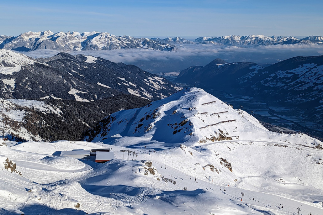 Blick von der Bergstation Wimbach-Express auf Sonnenjet-Bergstation, Zillertal und Inntal.
