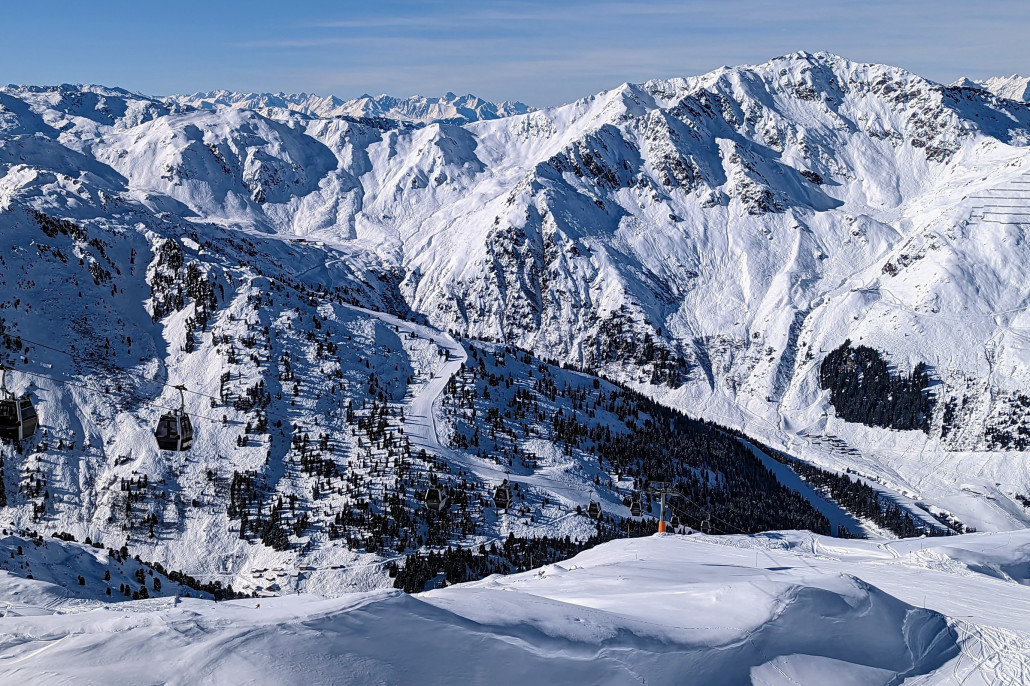 Blick von der Bergstation Zillertal-Shuttle Richtung Hochfügen.