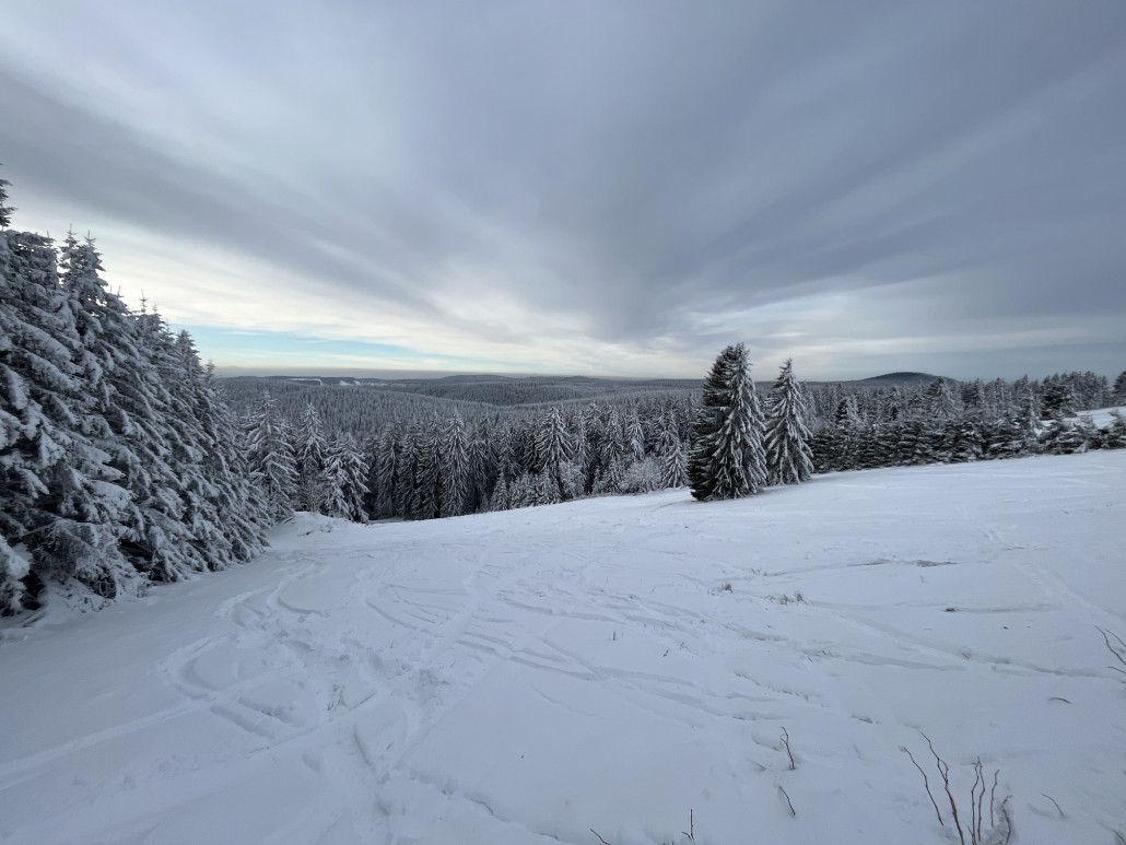Naturschneelage im Mittelteil der Piste 16...