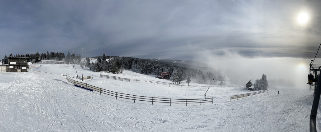 Dauerfeuer auf der Piste 19 und Naturschnee auf der Piste 15