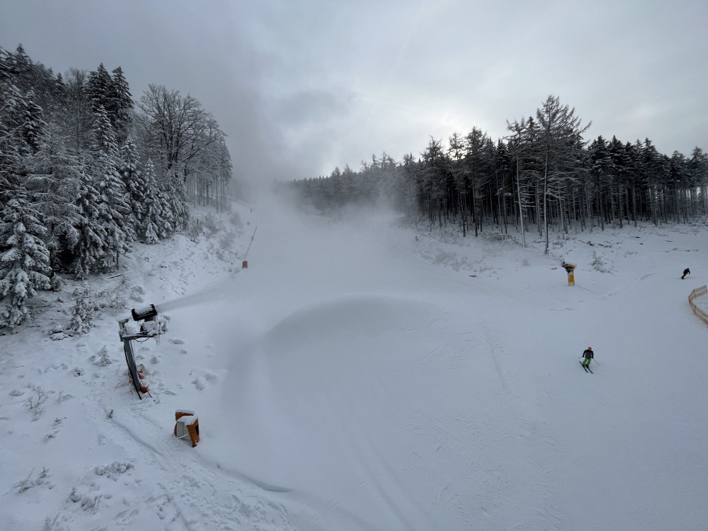 Dauerfeuer ebenso auf der "Jachymovska" (1), hier das Pistenende