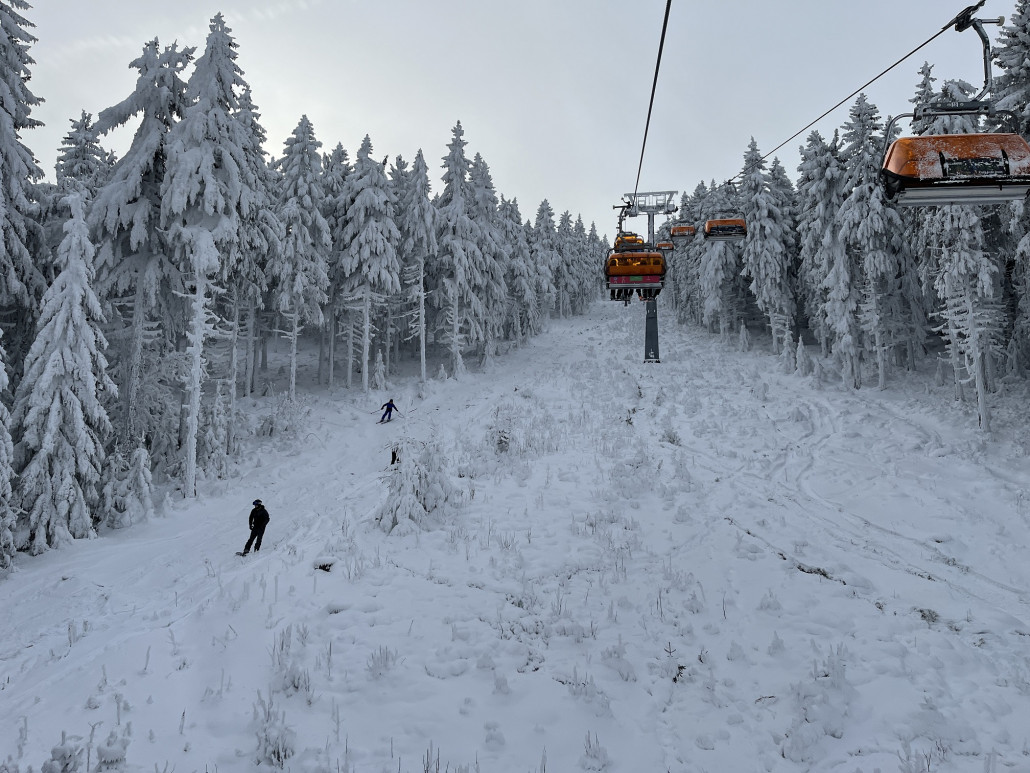 Mit Leihski nehmen manche auch bei wenig Naturschnee die Liftschneise