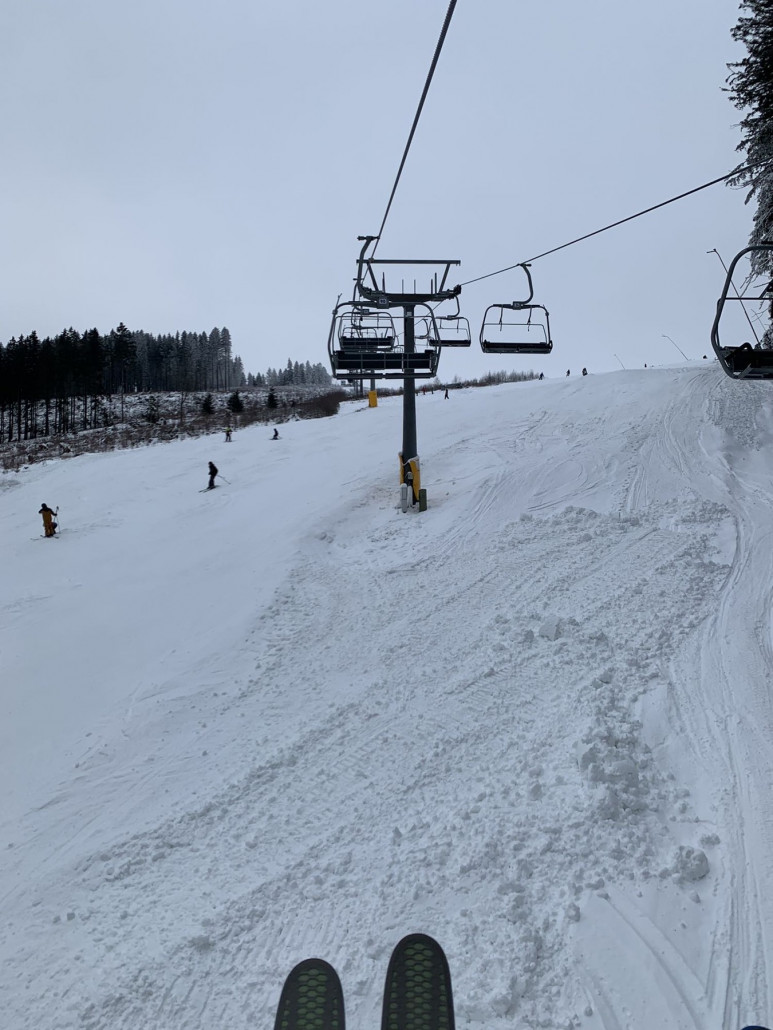 viele Anfänger taten sich mit diesem Steilstück schwer; innen (mittig) war es aber nicht eisig, sondern sehr griffig; rechts der Stütze ist wahrscheinlich im Normalfall auch noch Piste