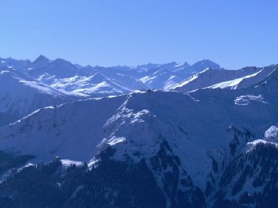 Im Vordergrund Gotschna, rechts im Tal das Jakobshorn und weiter hinten das Rinerhorn von Davos