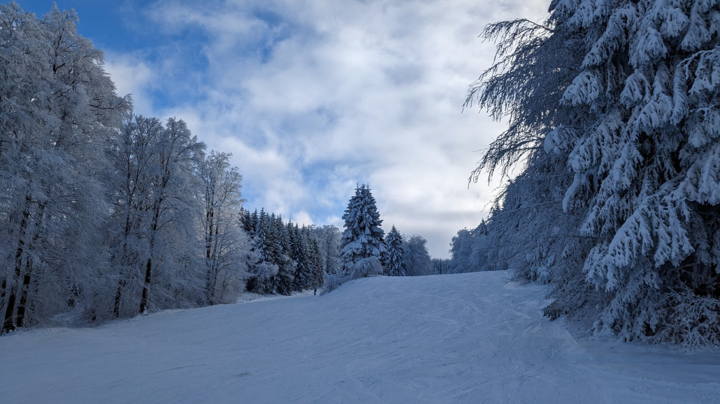 Mittelstück. Rechts oberhalb mit Kicker.