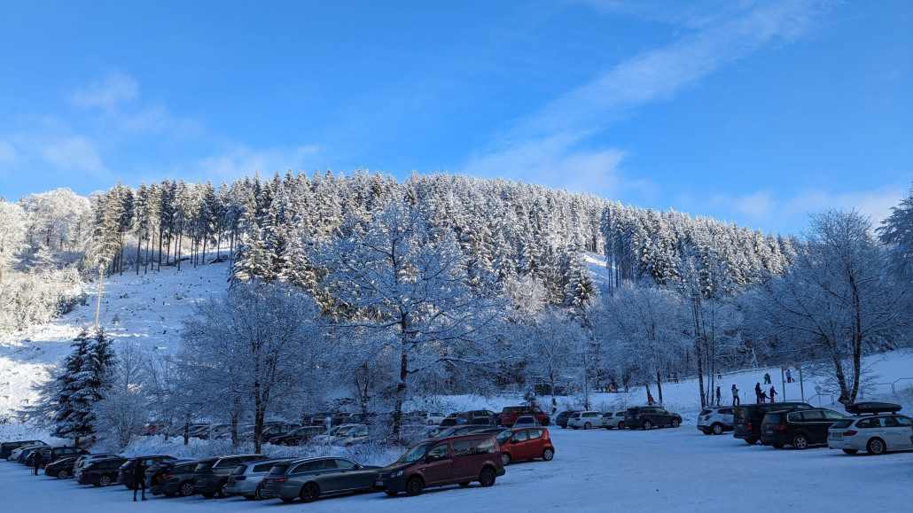 Parkplatz gut gefüllt. Freut mich für die Betreiber.