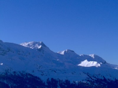 Der Berg links in der Sonne ist der Weissfluhgipfel mit PB Bergstation