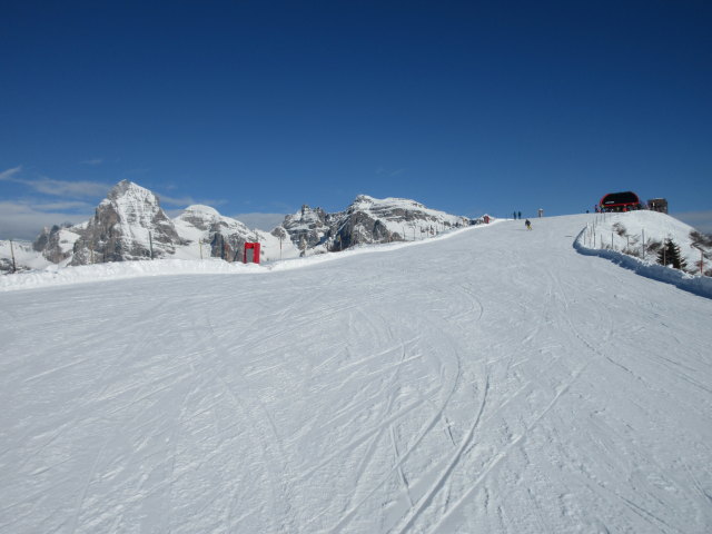 Piste "Ladurner Alm", rechts im Hintergrund die Bergstation des 6-CLD-B Wastenegg (2.023 m)