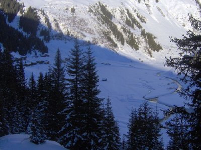 Auf der Talabfahrt mit Blick auf das Walserdorf Schlappin