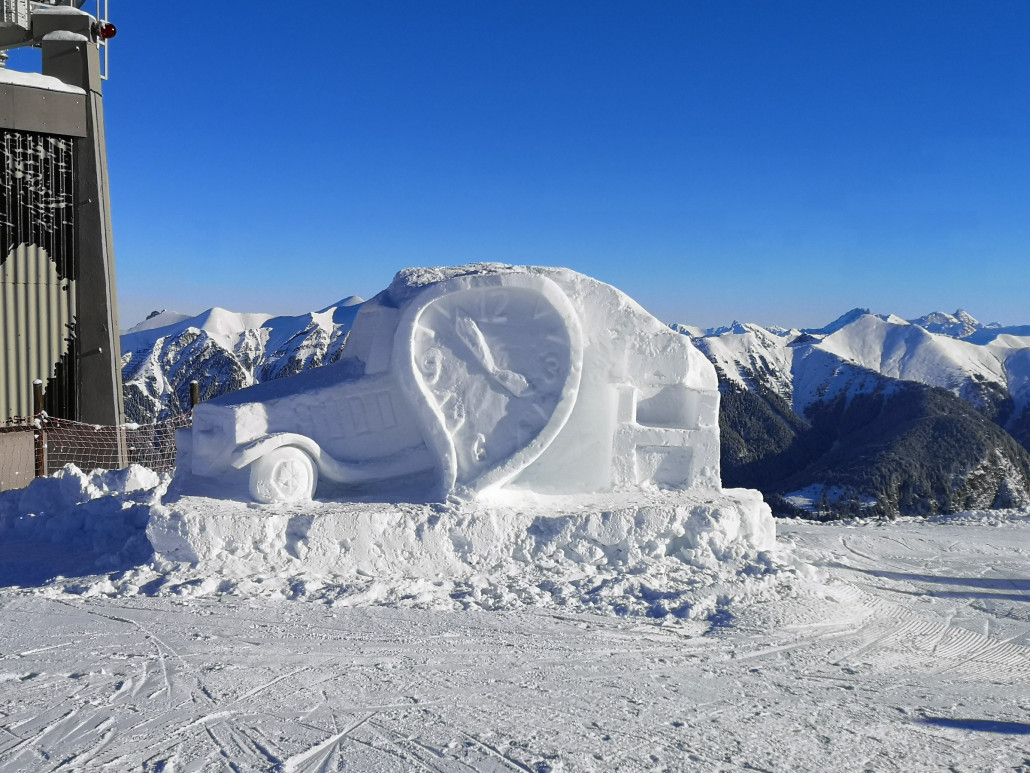 Schneefigur am Gipfel