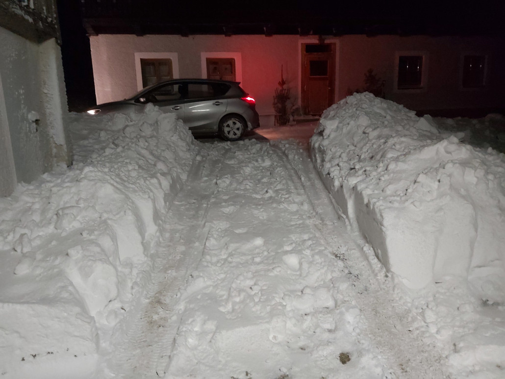 Zugegebenermaßen verfrachtete der Wind hier ziemlich viel Schnee an dieser Stelle, doch es gab locker 10 cm Neuschnee an den Tag.