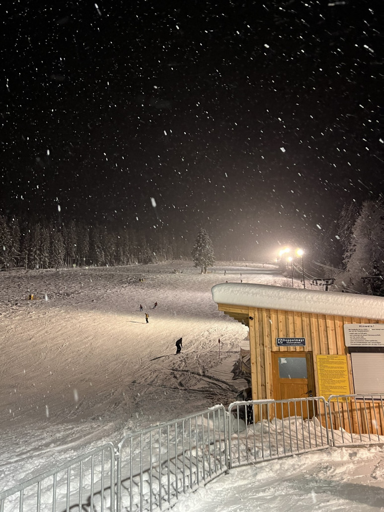 Auch am Dach sieht man, dass zusätzlich zum technischen Schnee auch ne gut Portion Naturschnee liegt