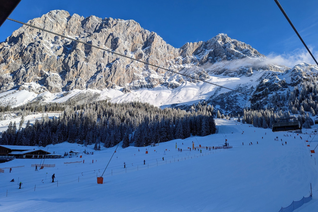 Morgens die Alm noch im Schatten. In der Sonne dahinter das Zugspitz-Massiv (südliche Begrenzung vom Zugspitz-Platt).
