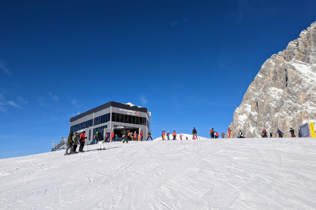 Issentalkopf in der Sonne. Auf der Fahrt hier hoch durch die Felslandschaft kann man am Vormittag mehrere Gämsen sehen.