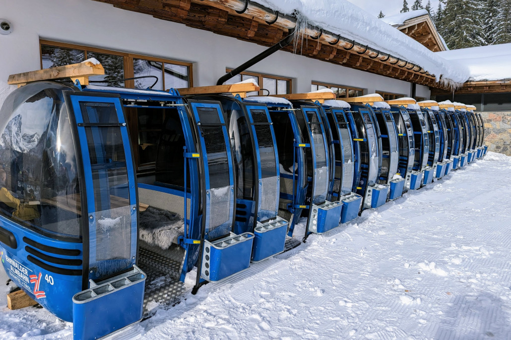 Die alten Gondeln am Tirolerhaus aufgestellt als Sitzgelegenheit.