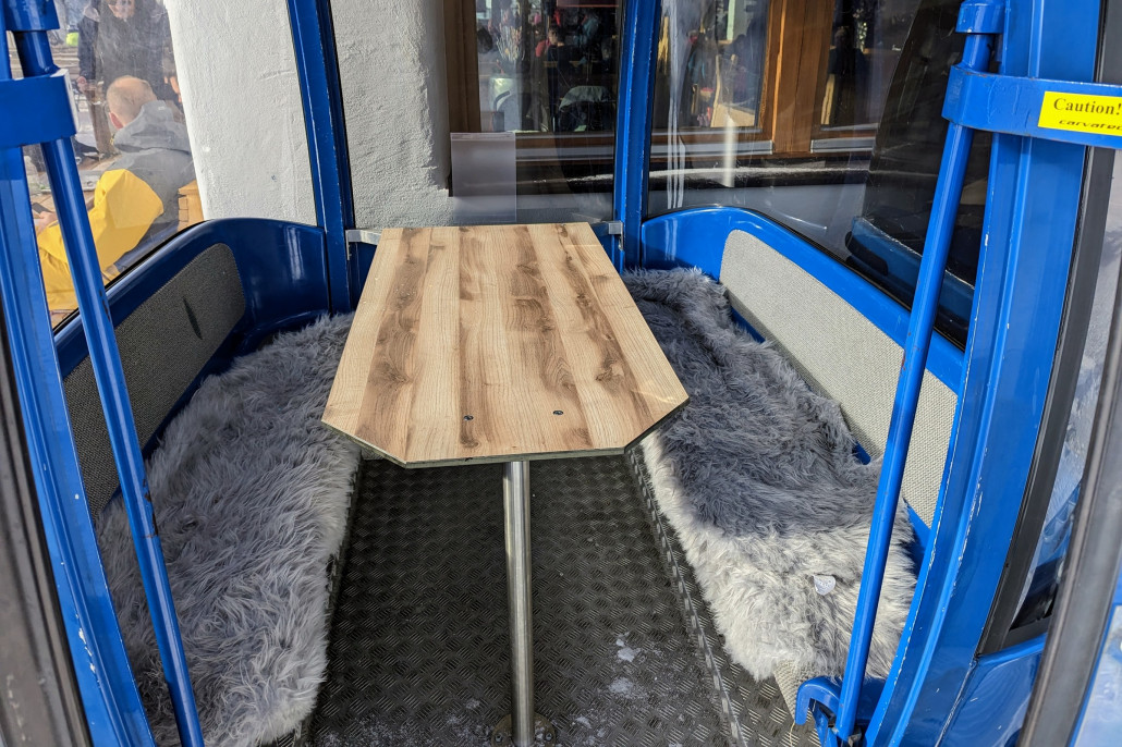 Ein Tisch wurde eingebaut.