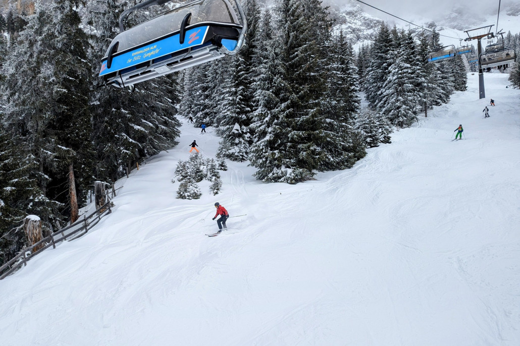 Auch abseits der Piste (Liftspur, Waldstücke) genügend Schnee für kleine Ausflüge.