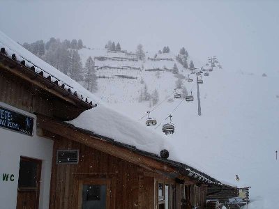 Blick auf das erste Teilstück der Gampenbahn im Nebel