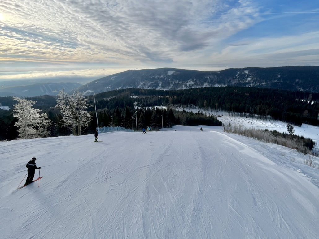 Steilhang der Pisten "Hana" (1) und "Milena" (2) oben in voller Breite