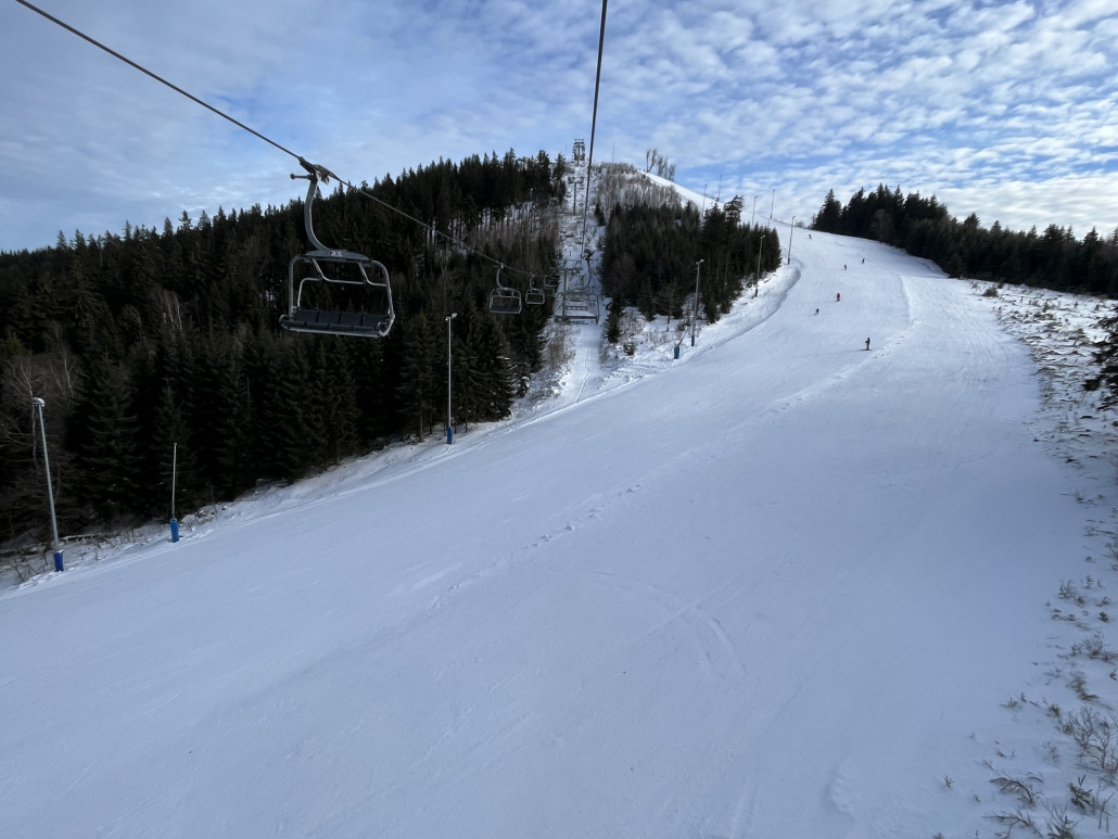 Totale auf den Steilhang, man sieht die reduzierte Pistenbreite