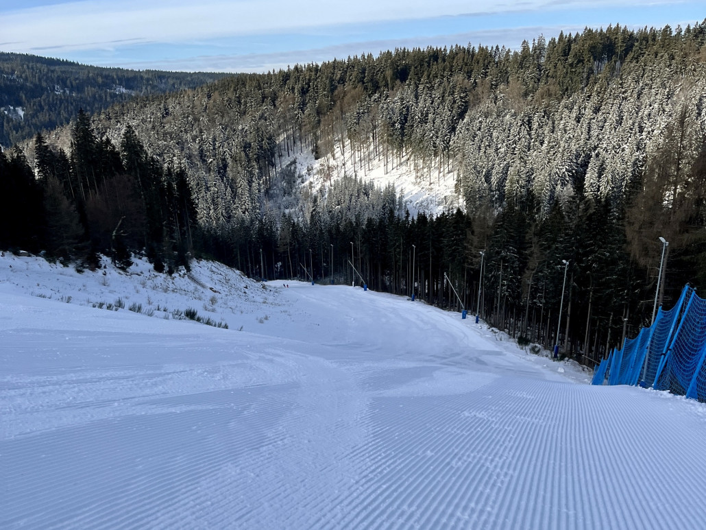 ...und hier im Mittelteil nach einem Gegenanstieg hängt der Hang zur anderen Seite (Innenkurve fehlt wieder ein Stück der üblichen Pistenfläche)