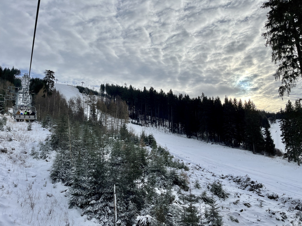 Totale auf die schwarze Piste "Jitka" (3), es fehlen recht viele Bäume im unteren Teil und man könnte meinen der Naturschnee reicht für eine Abfahrt...