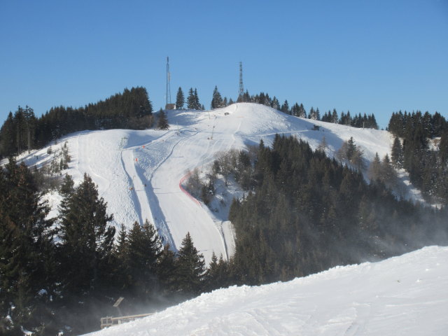 Dreiländereck (1.508 m) mit 2-SL Dreiländereck Ost und der Dreiländereckpiste Ost, rechts im Hintergrund der 2-SL Stole