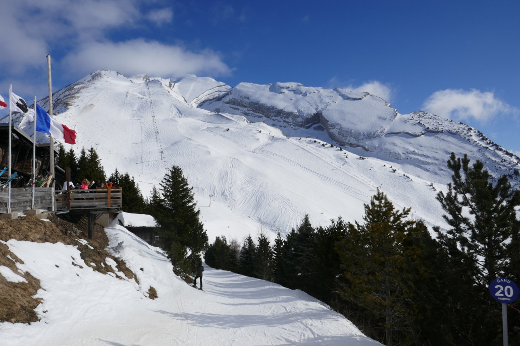 Aguille mit mächtigem Steinmassiv