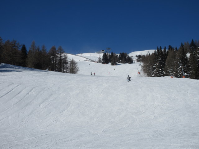 Freibergpiste Nord, im Hintergrund die Bergstation des 6-CLD-B Gamskogelexpress (1.969 m)