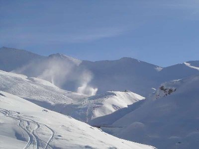 Beschneiung der 40er vor dem Eiskanal