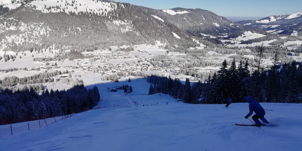 Standardabfahrt, hart und etwas eisig aber mit frischen Kanten dennoch recht gut fahrbar
