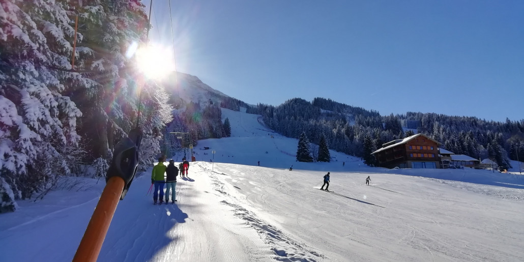 Idealhanglift, an den Übungsliften wieder viel los