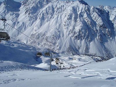 Fast die gesamte Strecke der Gampenbahn von oben