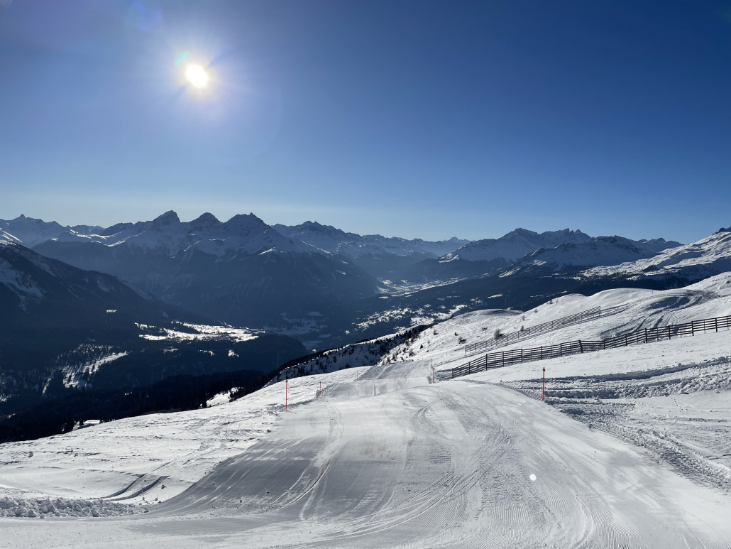 Die Schäfermulde wurde heute Morgen geöffnet, wohl eher mit der Brechstange. Man spürt und sieht jede Welle, Mulde, jedes Loch und auch viele Steine. Die Aussicht und Pistenführung gefallen trotzdem!
