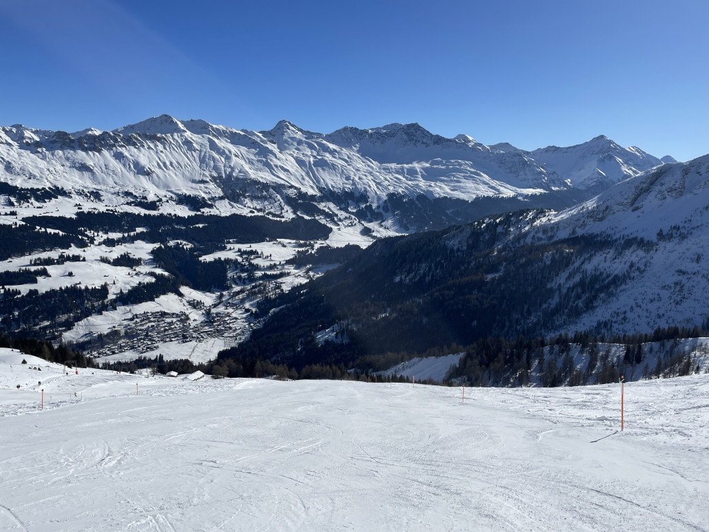 Die "schwarze" Piste ist im oberen Teil gut, unten kommen dann einige Steine und Grasbüschel zum Vorschein, welche im Moment aber noch problemlos umfahren werden können.