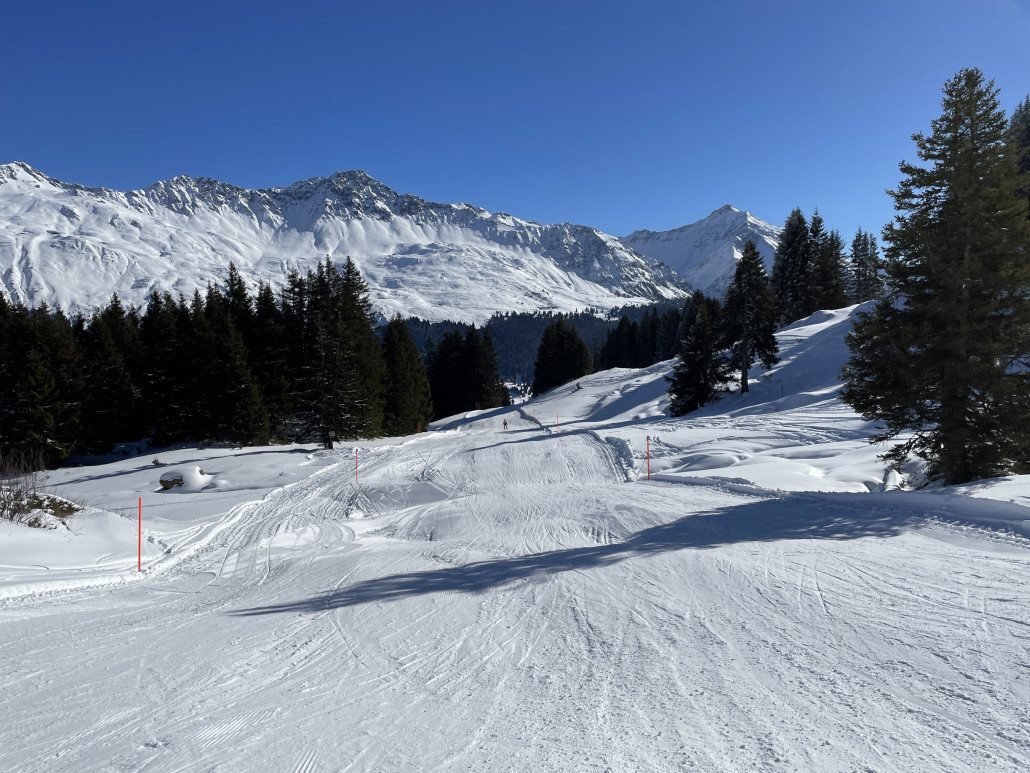 ..unten raus wird's eng mit dem Schnee. Von den üblen Stellen habe ich keine Bilder. ich wollte nur schnell durch und weg :-D Steine, Sträucher, Löcher, Absätze - dass diese Piste überhaupt geöffnet wurde...