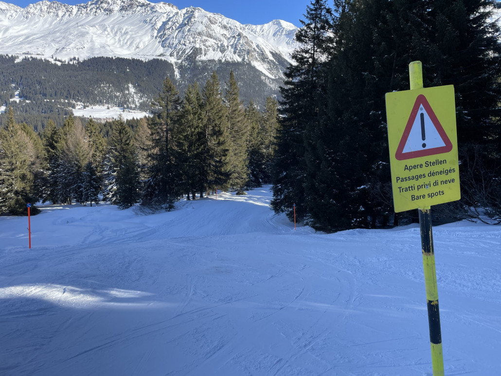 Die Talabfahrt ins Dorf ist nun auch ausgesteckt, wurde auch schon einmal präpariert. Letzte Nacht fuhr da aber kein Pistenfahrzeug durch. Bis auf den "Steilhang" durch die Häuser geht's eigentlich ganz gut.