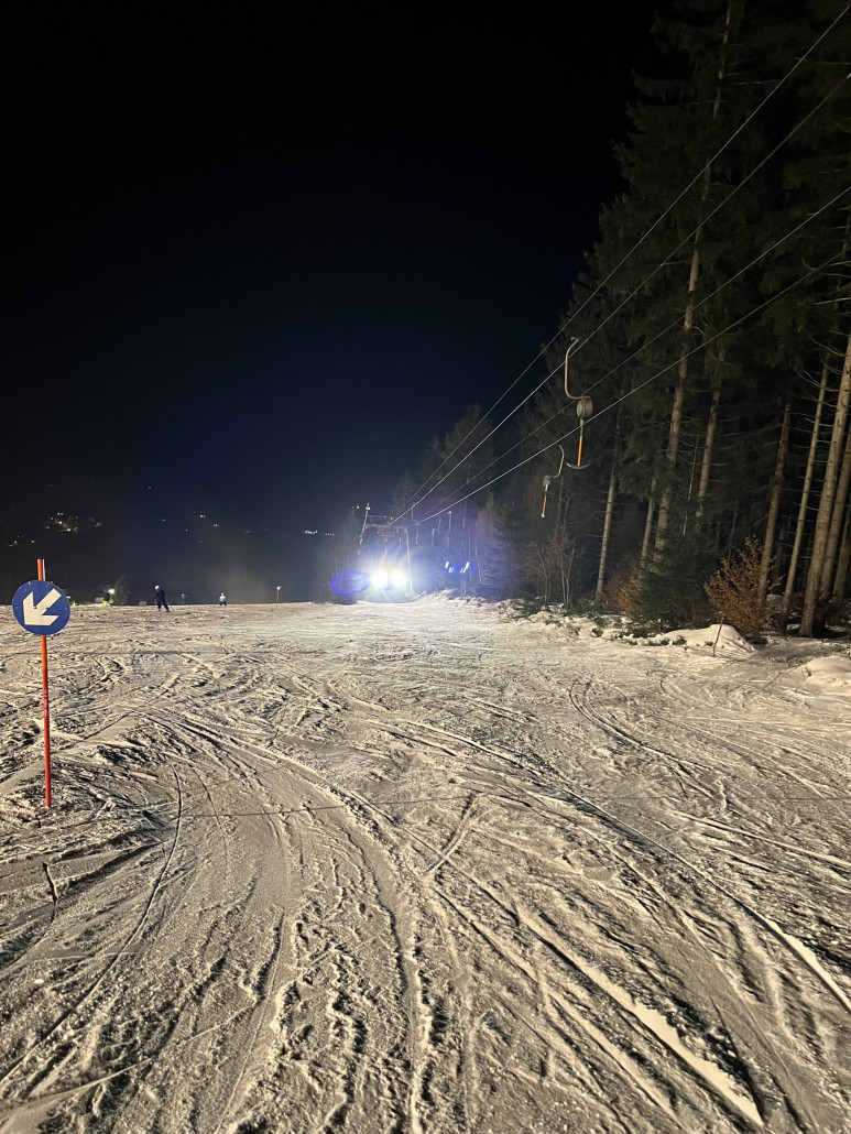An der anderen Schlepplifttrasse wurde den ganzen Abend gearbeitet, könnte gut sein, dass ab dem Wochenende alle 3 SLs laufen werden