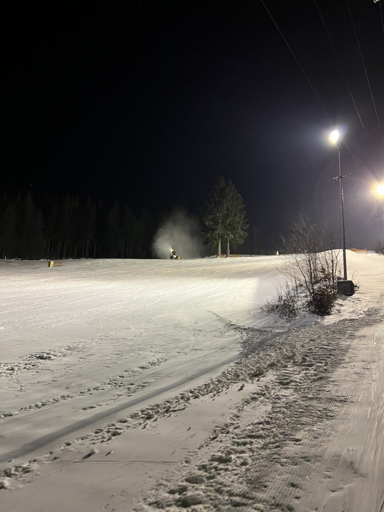 Auf der rechten Piste waren am Rand auch immer wieder relativ große Schneehaufen, die noch verschoben werden müssen