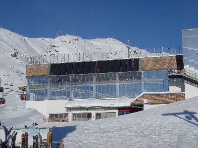 Nanu? Was ist denn da los? Seit wann hat die Silvrettabahn wieder diese dunkelroten, einseiligen Gondeln?? :D