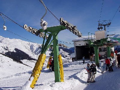 Talstation der Doppellifte. Der Rechte (von unten gesehen) ist länger der Rechte läuft schneller.