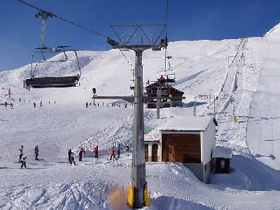 Im Oberen Abschnitt kreuzt die Anlage die Talstationen der Milezlifte.