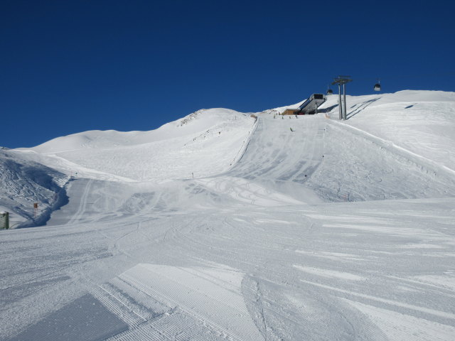Abfahrt "Gipfelbahn - Steinkar" (links) und Abfahrt "Gipfelbahn - Hochalm" (rechts), im Hintergrund die Bergstation der 8-MGD Gipfel (2.174 m)