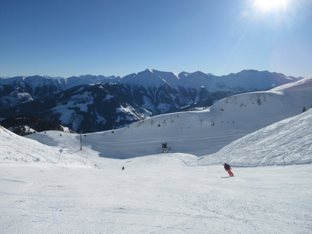 Abfahrt "Gipfelbahn - Hochalm", darüber die 8-MGD Gipfel