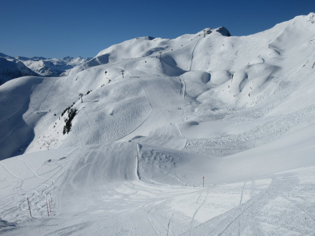 Muldenabfahrt, im Hintergrund die Abfahrt "Gipfelbahn - Hochalm", darüber die 8-MGD Gipfel, links im Hintergrund die Abfahrt "Gipfelbahn - Steinkar"