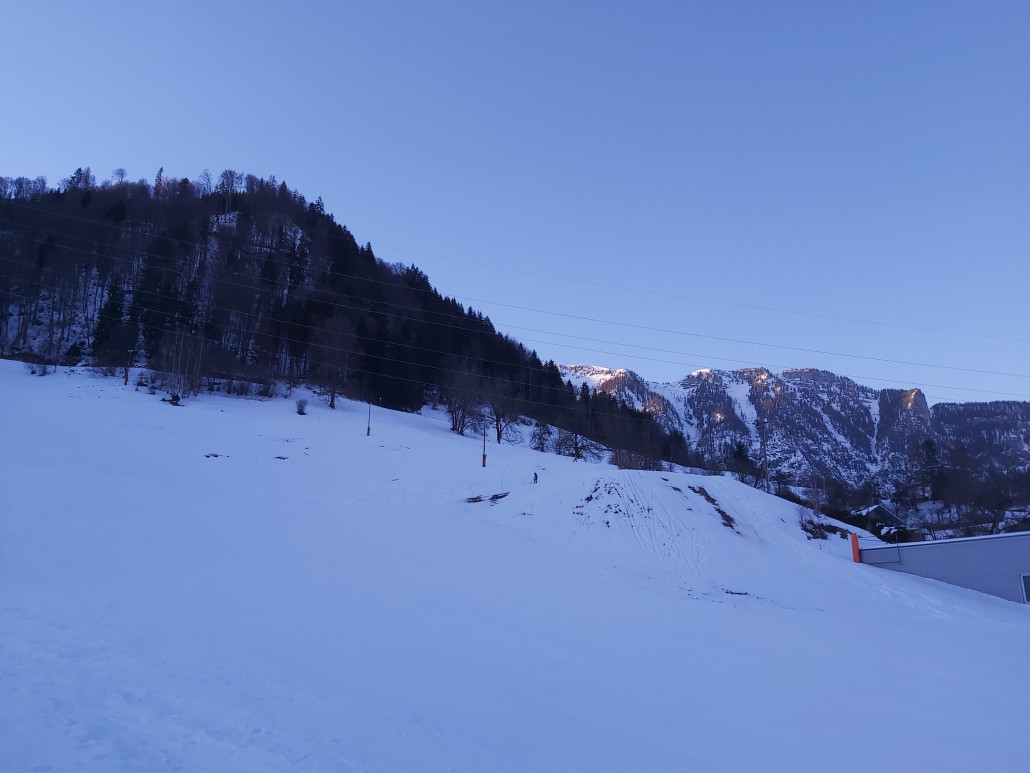 Rechts gibt es noch eine Kicker, wo darüber auch die andere Piste wieder einmündet.