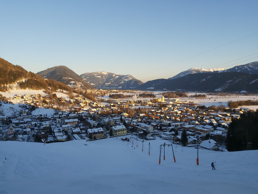 Davor Weißenbach und dahinter Liezen. Etwas rechts in Weißenbach die Firma Knauf.